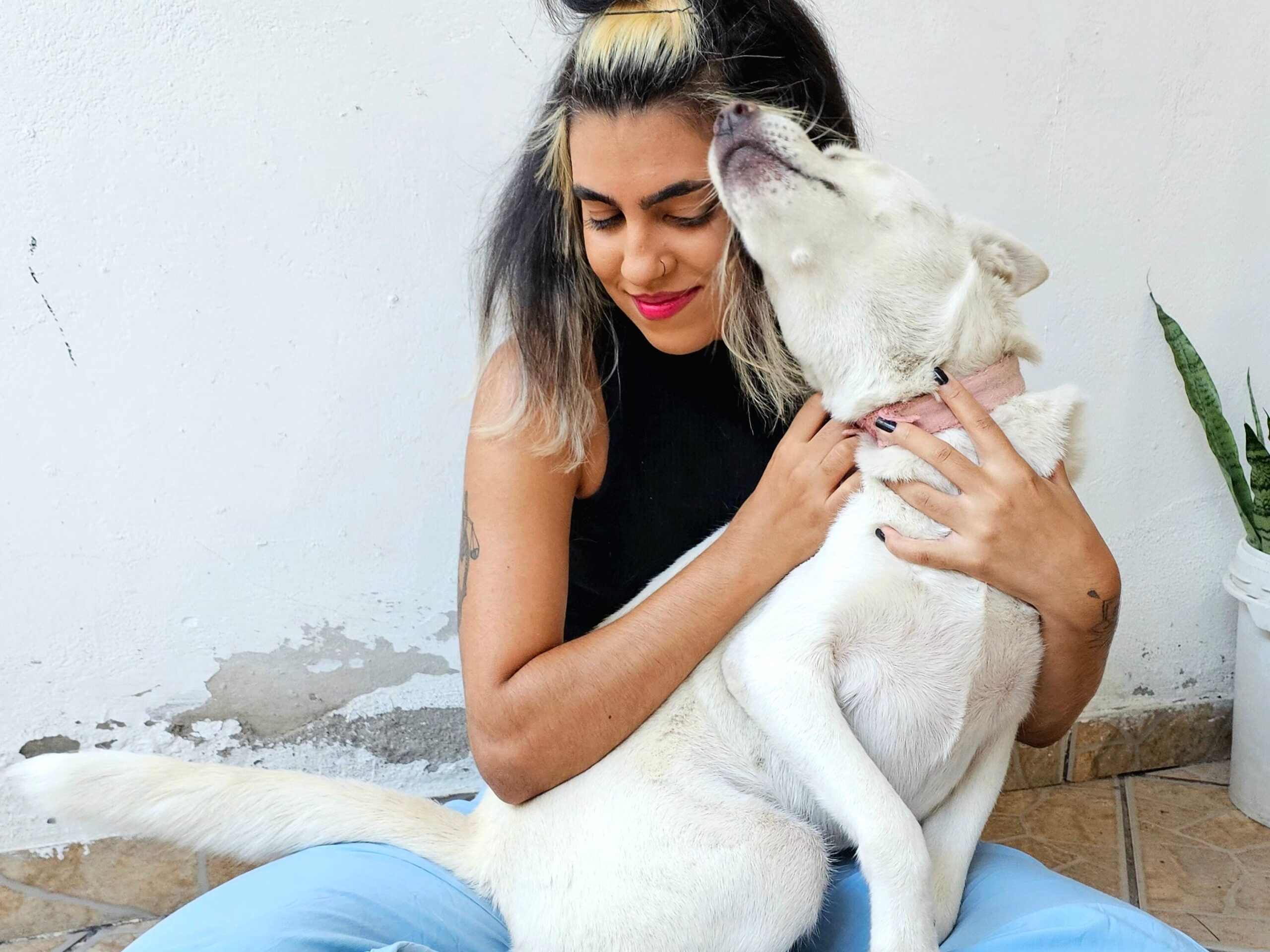 Micheli Souza e sua cadela Kiube. Foto: Caroline Sampaio Brito