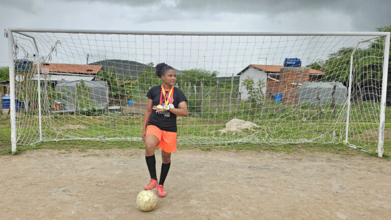 Madona no campo de futebol de sua cidade Serra Preta. Foto: Caroline Sampaio Brito