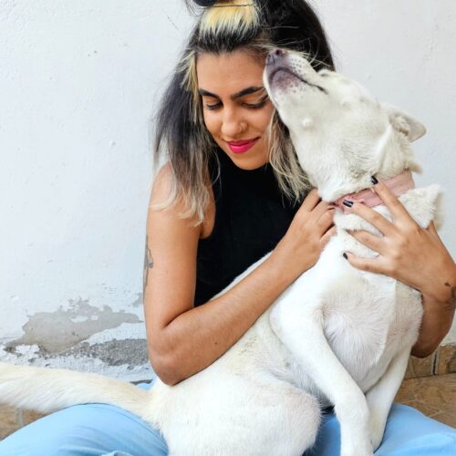 Micheli Souza e sua cadela Kiube. Foto: Caroline Sampaio Brito